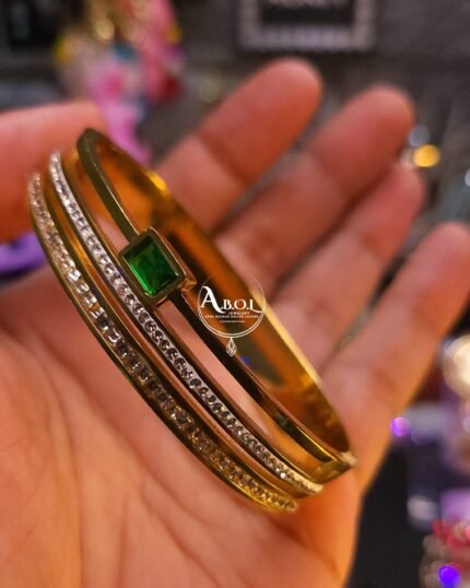 Gold Bracelet with Emerald Elegance